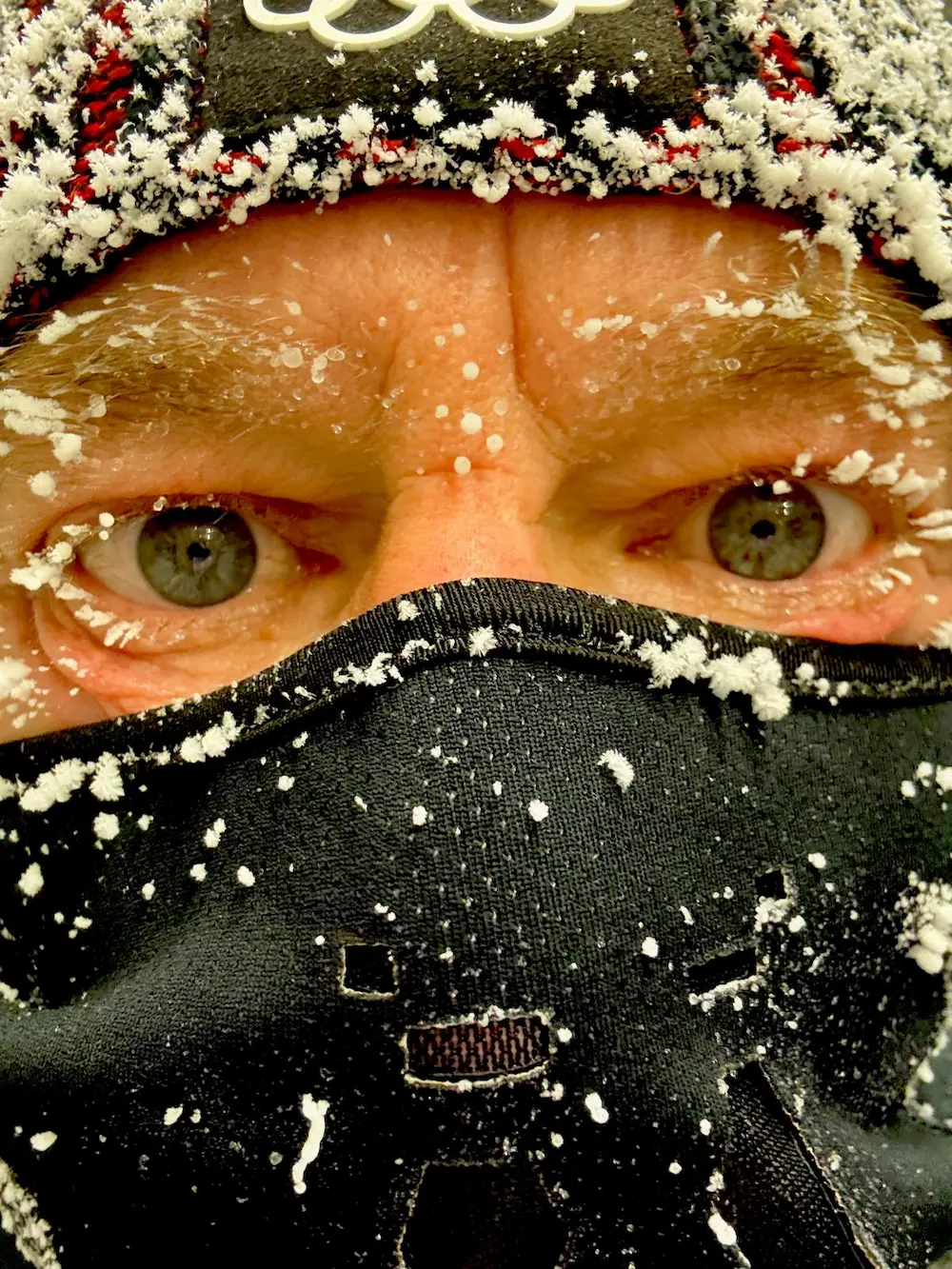 Wolfgang Egger Portrait mit Schnee und Eis im Gesicht und einer Sturmhaube